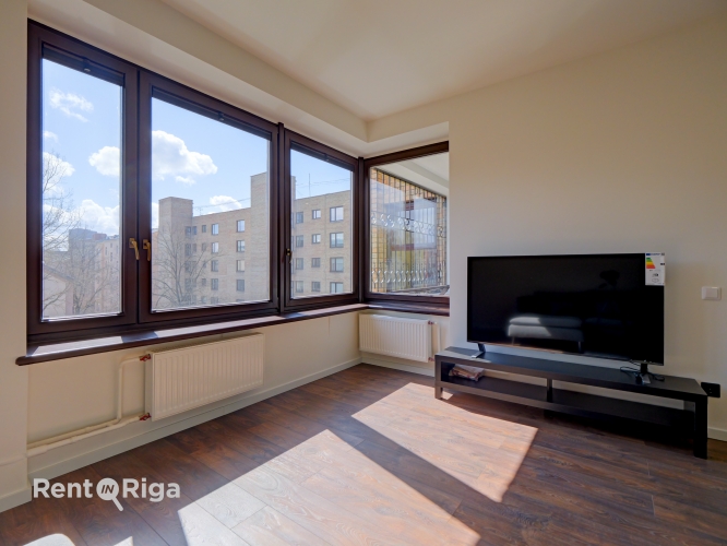 Sludinājumi. Izīrē gaišu 3 istabu dzīvokli Klusajā centrā!  Ienākot dzīvoklī ir plašs priekšnams no kura ir Cena: 1400 EUR/mēn Foto #3