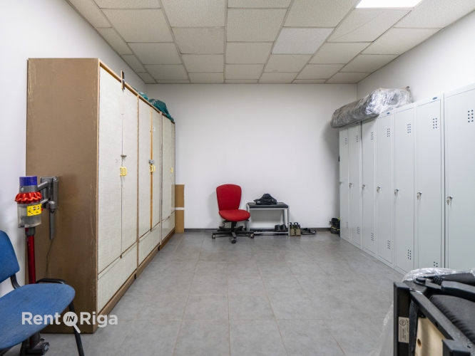Sludinājumi. Iznomā servisa telpas Cesvaines ielā  Nomai atdalīta darba zona (boks) ar remontbedri modernā Cena: 700 EUR/mēn Foto #9