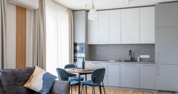 Sludinājumi. Ties izīrēts  pilnībā mēbelēts 3-istabu dzīvoklis pirmajā stāvā ar terasi (18 m2).  Dzīvoklis Cena: 1000 EUR/mēn Foto #2