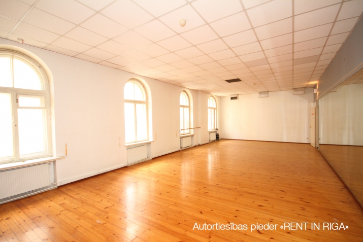 Sludinājumi. Investīciju objekts Rīgas centrā, skaistā ēkā.  Telpas izvietotas trijos līmeņos:  1. stāvs 142,5 Cena: 340000 EUR Foto #4