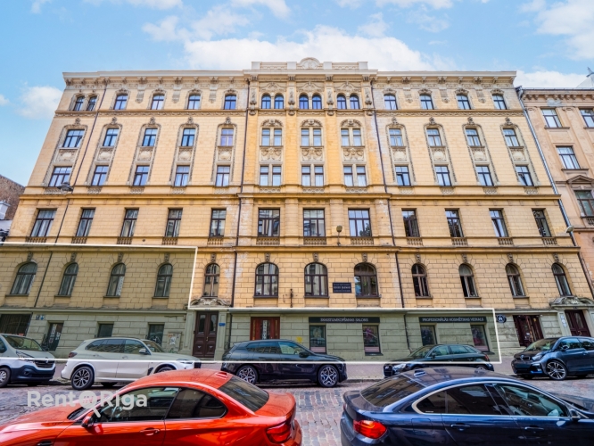 Sludinājumi. Investīciju objekts Rīgas centrā, skaistā un vēsturiskā ēkā.  Piedāvājums sastāv no divām Cena: 450000 EUR Foto #2