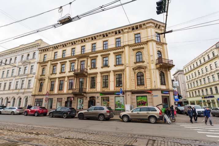Sludinājumi. Biroju un veikalu ēka aktīvākajā Vecrīgas krustojumā.  Uz zemes gabala 746 kv.m. platībā izvietota Cena: 6e+06 EUR Foto #1
