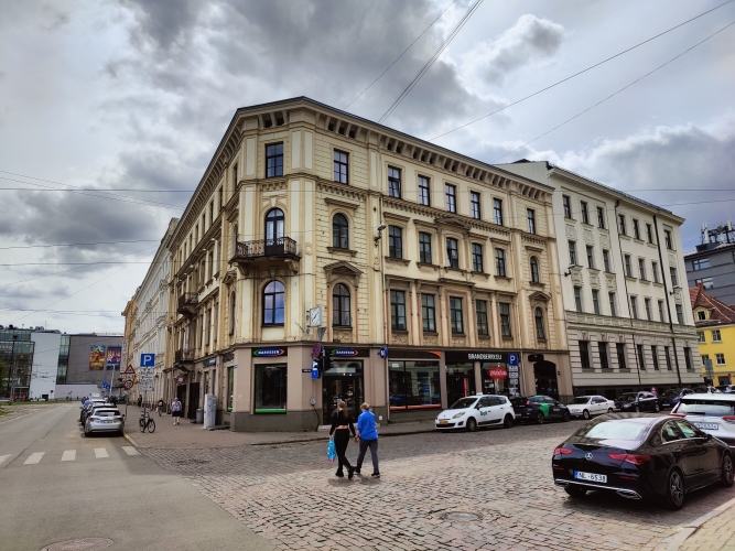 Sludinājumi. Biroju un veikalu ēka aktīvākajā Vecrīgas krustojumā.  Uz zemes gabala 746 kv.m. platībā izvietota Cena: 6e+06 EUR Foto #3