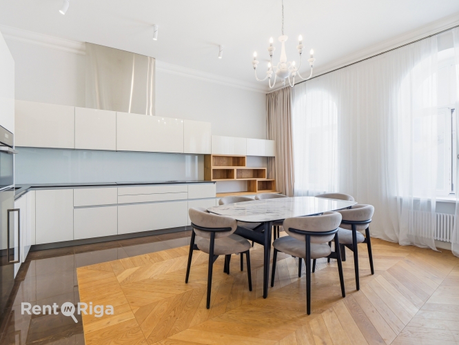 Sludinājumi. \'Elizabetes Rezidence\', viena no spilgtākajām Rīgas arhitektūras mantojuma pērlēm, celta 19. Cena: 3444 EUR/mēn Foto #4