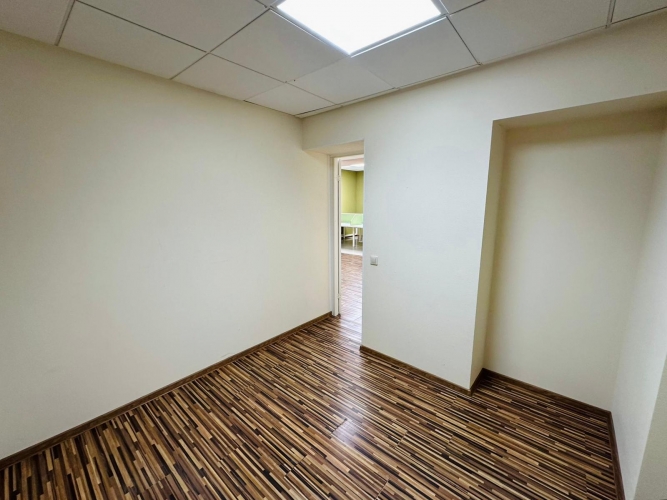 Sludinājumi. Pārdod biroja telpas ar atsevišķu ieeju!  Piedāvājumā funkcionālas un daudzpusīgas biroja telpas Cena: 124000 EUR Foto #5