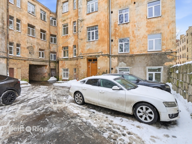 Sludinājumi. Izīrē pārdomātu 1 istabas dzīvokli!  Ienākot dzīvoklī priekštelpa un plašs drēbju skapis, kas arī Cena: 350 EUR/mēn Foto #9