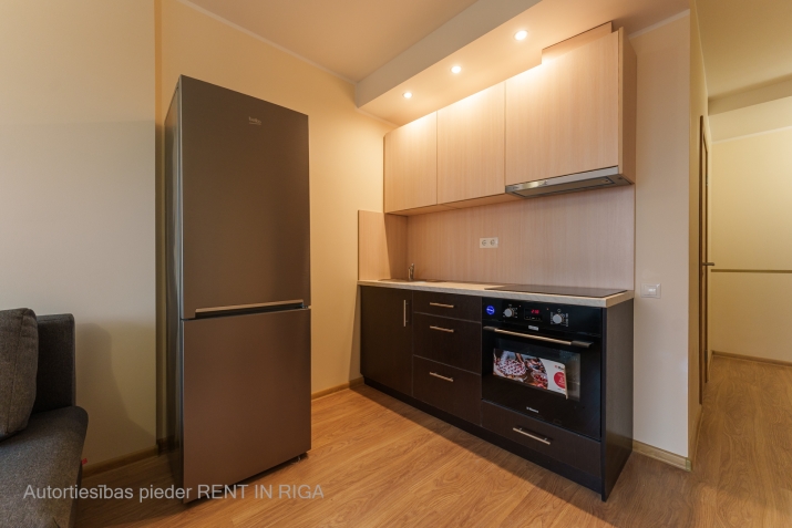 Sludinājumi. Īrei pieejams studio tipa dzīvoklis jaunajā projektā.  Dzīvoklis ir aprīkots ar visu nepieciešamo, Cena: 350 EUR/mēn Foto #2
