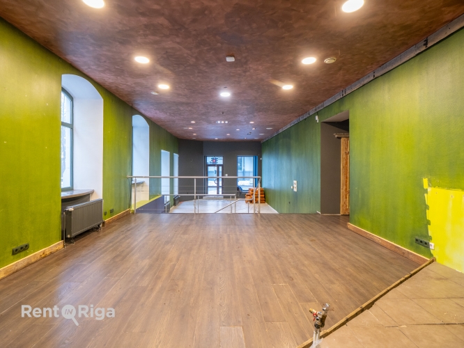 Sludinājumi. Komerctelpas lieliskā lokācijā!  + Ieeja no fasādes uz tirdzniecības telpu ar plašiem skatlogiem. Cena: 400000 EUR Foto #5