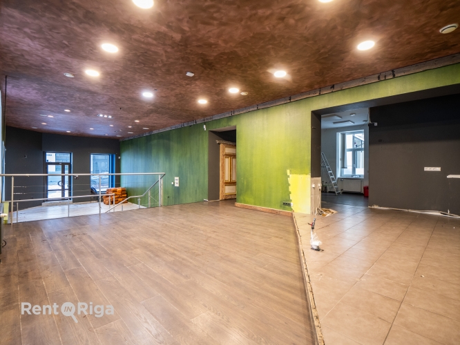 Sludinājumi. Komerctelpas lieliskā lokācijā!  + Ieeja no fasādes uz tirdzniecības telpu ar plašiem skatlogiem. Cena: 400000 EUR Foto #6