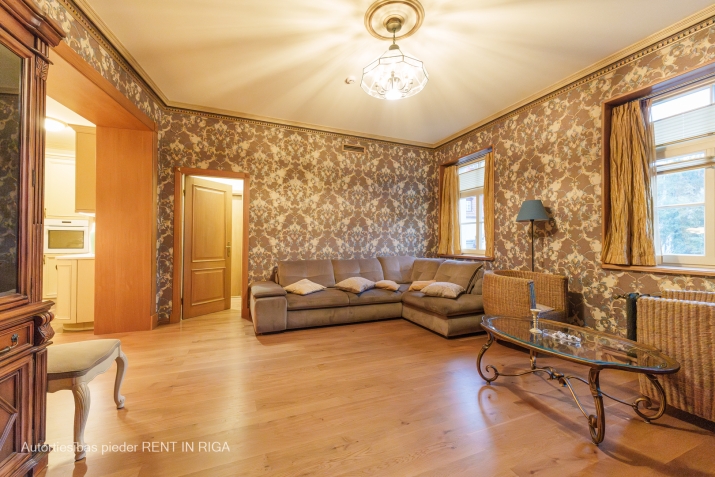 Sludinājumi. Tiek pārdots elegants un pilnībā aprīkots dzīvoklis Vecrīgas sirdī  Tirgoņu un Krāmu ielas Cena: 230000 EUR Foto #2