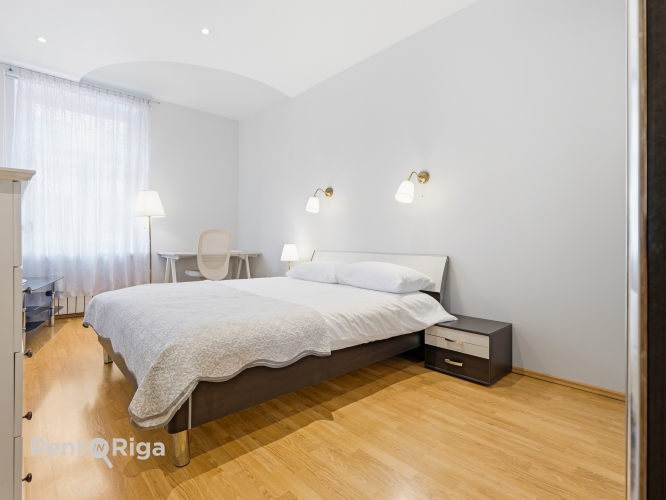 Sludinājumi. Gaumīgs un plašs 3-istabu dzīvoklis pirmskara ēkā Rīgas centrā.  Dzīvokļa augstie griesti, plašās Cena: 1000 EUR/mēn Foto #7