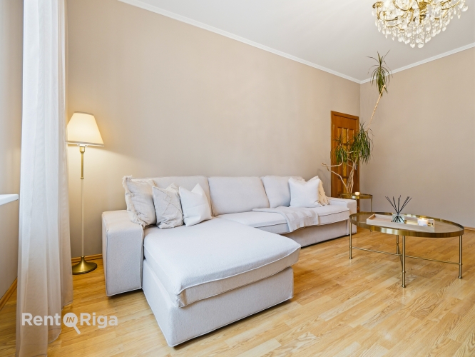 Sludinājumi. Gaumīgs un plašs 3-istabu dzīvoklis pirmskara ēkā Rīgas centrā.  Dzīvokļa augstie griesti, plašās Cena: 1000 EUR/mēn Foto #3