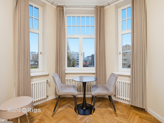 Sludinājumi. Mēbelēts Studio dzīvoklis Rīgas Centrā.  Tas atrodās restaurētā vēsturiskā jūgendstila ēkā Rīgas Cena: 550 EUR/mēn Foto #2