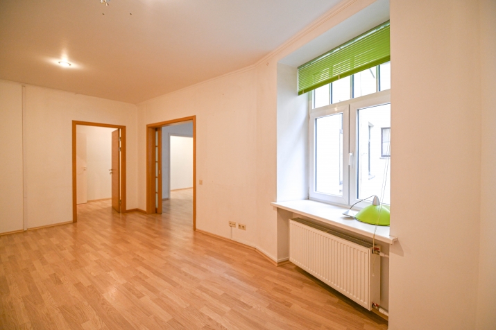 Объявление. Office in a renovated building in the city center.  There are three large rooms of approximately 20 Цена: 552 EUR/мес. Foto #4