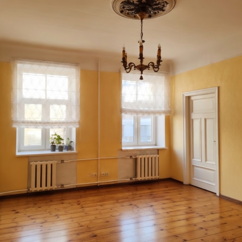 Sludinājumi. Pārdošanā autentisks trīsistabu dzīvoklis Rīgas centrā, vēsturiskā pirmskara ēkā.  Dzīvoklī ir trīs Cena: 150000 EUR Foto #1