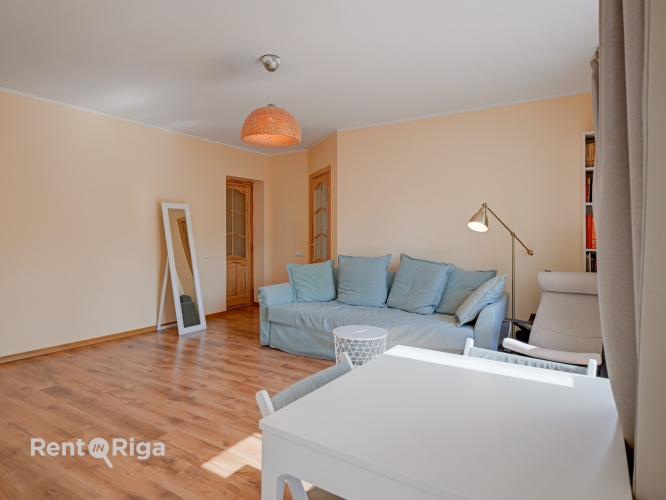 Sludinājumi. Mājīgs un gaišs 3-istabu dzīvoklis ar franču balkonu klusajā Rīgas centra daļā.  Pārdomāts dzīvokļa Cena: 520 EUR/mēn Foto #2