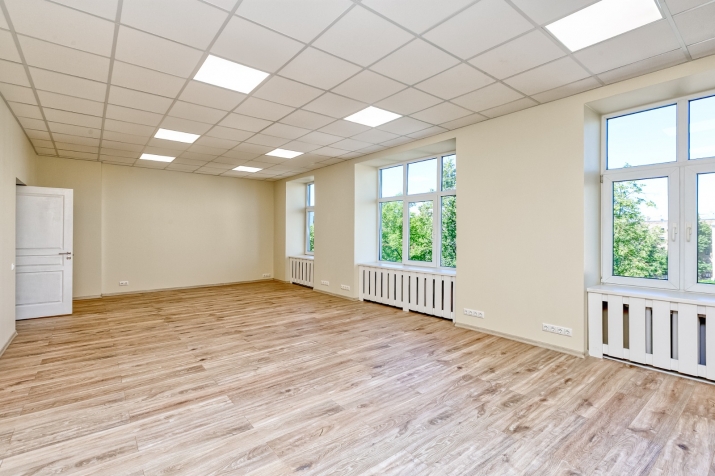 Объявление. Biroja telpas renovētā ēkā.  - Telpas atrodas 5.stāvā, lifts nav. - Virtuvīte. - Telpas labā Цена: 1300 EUR/мес. Foto #1