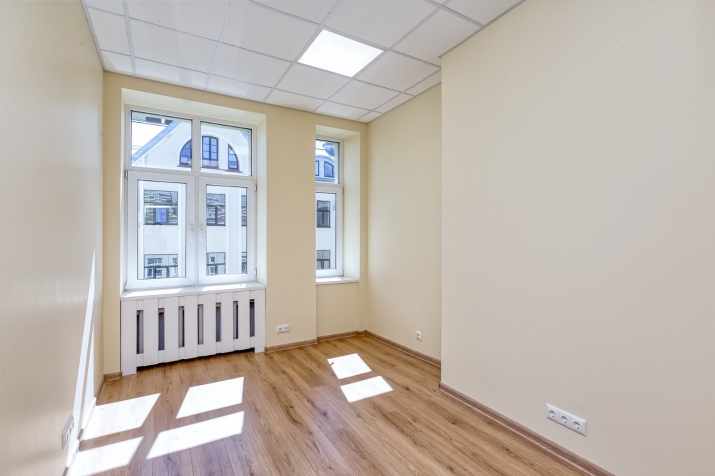 Объявление. Biroja telpas renovētā ēkā.  - Telpas atrodas 5.stāvā, lifts nav. - Virtuvīte. - Telpas labā Цена: 1300 EUR/мес. Foto #6