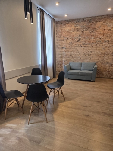 Sludinājumi. Labiekārtoti un pilnībā aprīkots dzīvoklis centrā, renovētā vēsturiskā ēkā.  Aprīkota virtuve ar Cena: 475 EUR/mēn Foto #2