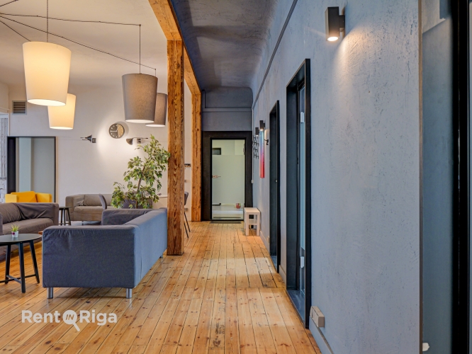 Объявление. Office with a creative industrial atmosphere  high ceilings, wooden plank floors, exposed wooden Цена: 1687 EUR/мес. Foto #4