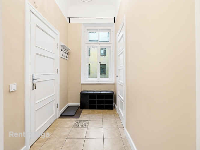 Sludinājumi. Izīrē gaišu 2 istabu dzīvokli pašā Rīgas centrā!  Ienākot dzīvoklī, jūs sagaida neliels priekšnams. Cena: 660 EUR/mēn Foto #9