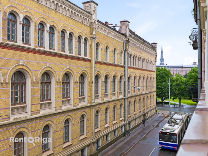 Sludinājumi. Izīrē gaišu 2 istabu dzīvokli pašā Rīgas centrā!  Ienākot dzīvoklī, jūs sagaida neliels priekšnams. Cena: 660 EUR/mēn Foto #5