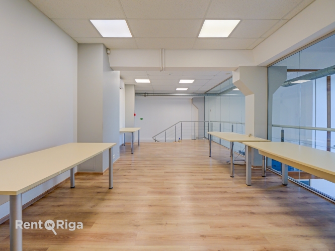 Объявление. A spacious and bright loft-style office featuring an open-plan workspace and separate private Цена: 999 EUR/мес. Foto #7