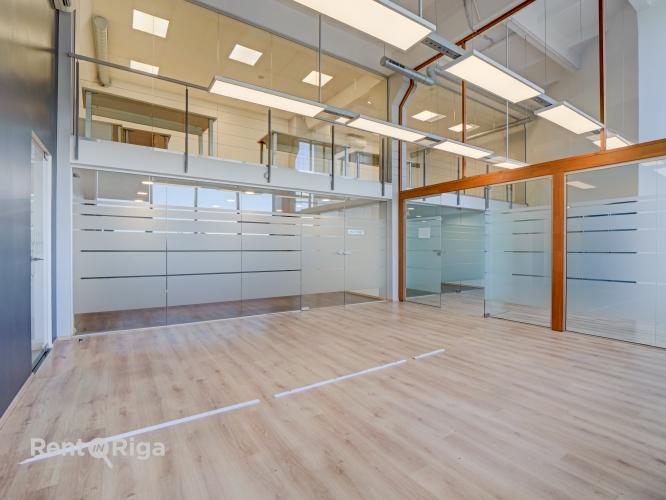 Объявление. A spacious and bright loft-style office featuring an open-plan workspace and separate private Цена: 999 EUR/мес. Foto #1
