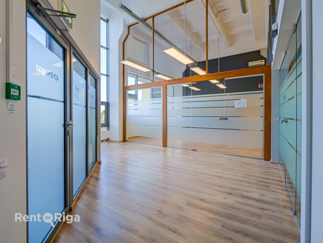 Объявление. A spacious and bright loft-style office featuring an open-plan workspace and separate private Цена: 999 EUR/мес. Foto #2