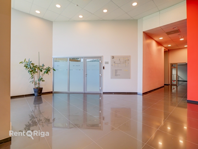 Объявление. A spacious and bright loft-style office featuring an open-plan workspace and separate private Цена: 999 EUR/мес. Foto #5