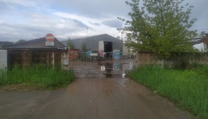Sludinājumi. Piedāvājam īrēt skaistu zemes gabalu, ko ieskauj žogs, ar lielisku piekļuvi no Duntes ielas (aiz Cena: 5500 EUR/mēn Foto #2
