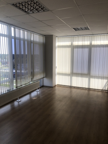 Sludinājumi. Biroja telpas jaunā biroju ēkā Pļavniekos.   + 4. stāvs. + Platība sastāv no vienas lielas telpas, Cena: 450 EUR/mēn Foto #2