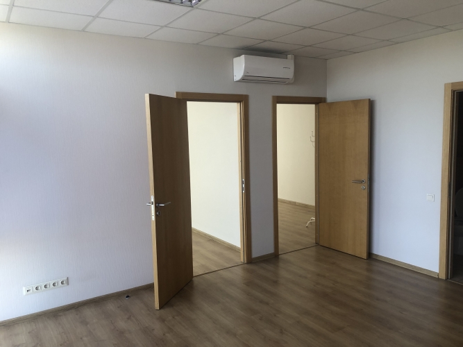 Sludinājumi. Biroja telpas jaunā biroju ēkā Pļavniekos.   + 4. stāvs. + Platība sastāv no vienas lielas telpas, Cena: 450 EUR/mēn Foto #8