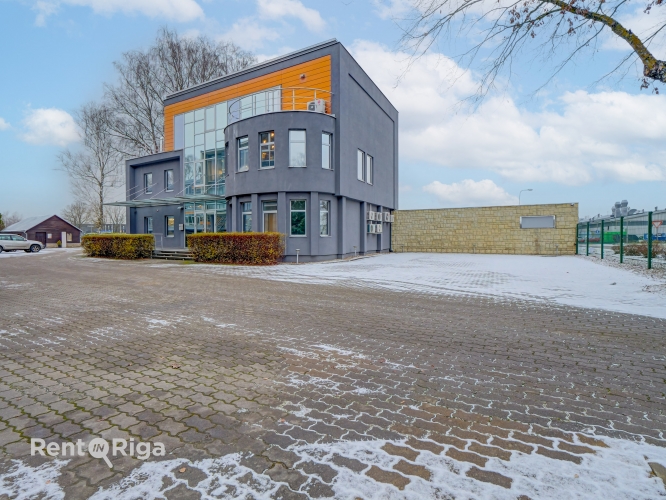 Sludinājumi. Birojs atsevišķi stāvošā ēkā pie t/c \'Spice\'.  + Platība sastāv no priekštelpas pie ieejas, 7 Cena: 3500 EUR/mēn Foto #1