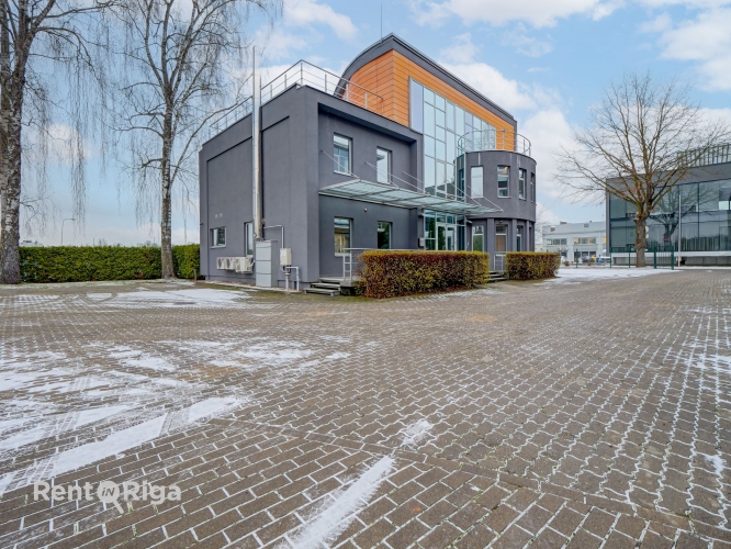 Sludinājumi. Birojs atsevišķi stāvošā ēkā pie t/c \'Spice\'.  + Platība sastāv no priekštelpas pie ieejas, 7 Cena: 3500 EUR/mēn Foto #2