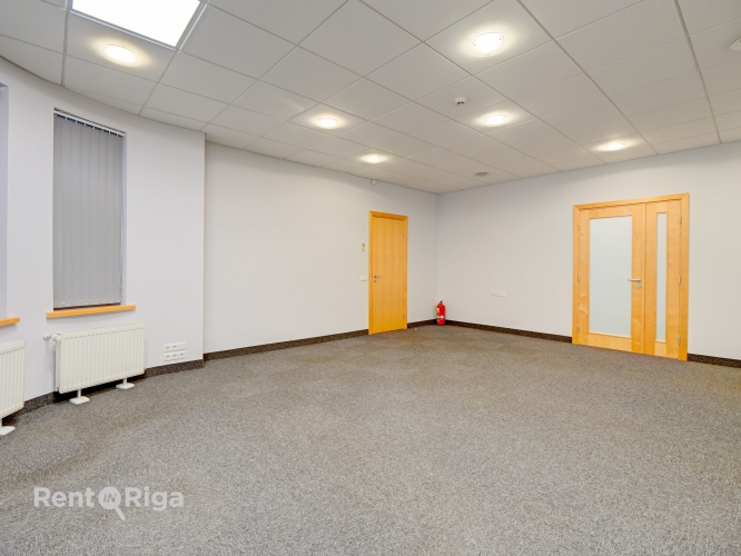 Sludinājumi. Birojs atsevišķi stāvošā ēkā pie t/c \'Spice\'.  + Platība sastāv no priekštelpas pie ieejas, 7 Cena: 3500 EUR/mēn Foto #6