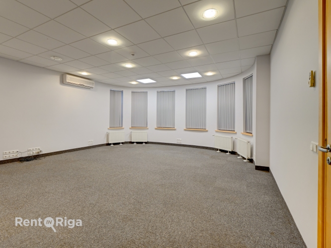 Sludinājumi. Birojs atsevišķi stāvošā ēkā pie t/c \'Spice\'.  + Platība sastāv no priekštelpas pie ieejas, 7 Cena: 3500 EUR/mēn Foto #5