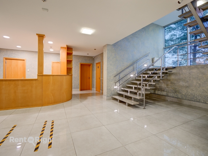 Sludinājumi. Birojs atsevišķi stāvošā ēkā pie t/c \'Spice\'.  + Platība sastāv no priekštelpas pie ieejas, 7 Cena: 3500 EUR/mēn Foto #3