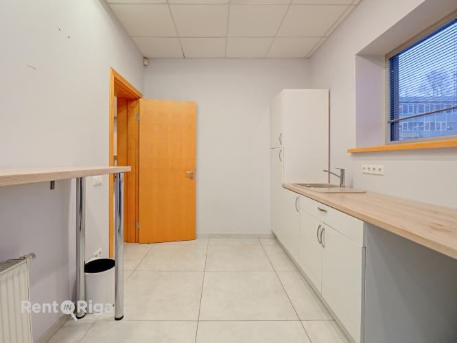 Sludinājumi. Birojs atsevišķi stāvošā ēkā pie t/c \'Spice\'.  + Platība sastāv no priekštelpas pie ieejas, 7 Cena: 3500 EUR/mēn Foto #8