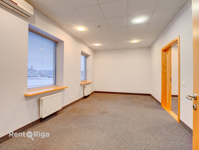 Sludinājumi. Birojs atsevišķi stāvošā ēkā pie t/c \'Spice\'.  + Platība sastāv no priekštelpas pie ieejas, 7 Cena: 3500 EUR/mēn Foto #7