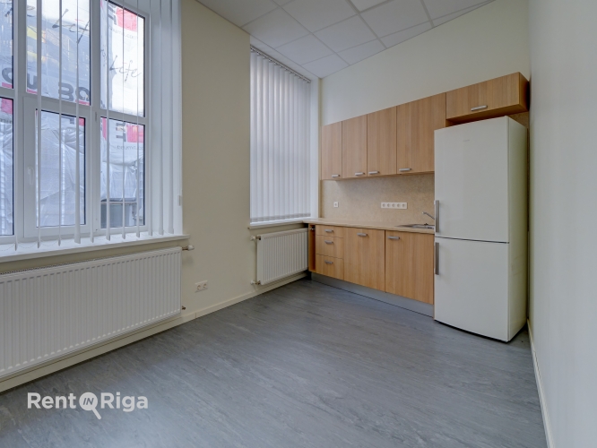 Sludinājumi. Iznomā lieliskas biroja telpas pašā Rīgas centrā Dzirnavu un Baznīcas ielu krustojumā tieši pretim Cena: 3199 EUR/mēn Foto #2