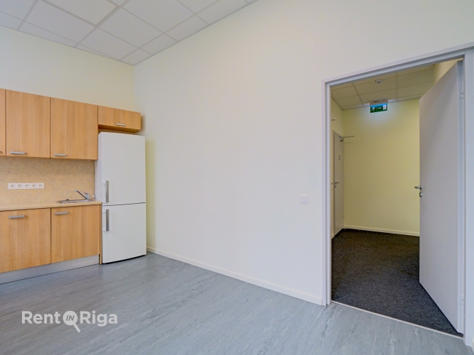 Sludinājumi. Iznomā lieliskas biroja telpas pašā Rīgas centrā Dzirnavu un Baznīcas ielu krustojumā tieši pretim Cena: 3199 EUR/mēn Foto #3