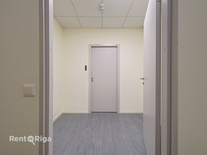 Sludinājumi. Iznomā lieliskas biroja telpas pašā Rīgas centrā Dzirnavu un Baznīcas ielu krustojumā tieši pretim Cena: 3199 EUR/mēn Foto #8