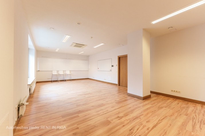 Sludinājumi. Iznomā biroju mūsdienīgā un arhitektoniski pievilcīgā biroju ēkā centrā starp Valdemāra un Briāna Cena: 393 EUR/mēn Foto #2