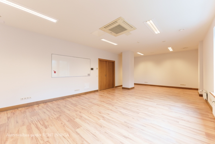 Sludinājumi. Iznomā biroju mūsdienīgā un arhitektoniski pievilcīgā biroju ēkā centrā starp Valdemāra un Briāna Cena: 393 EUR/mēn Foto #3