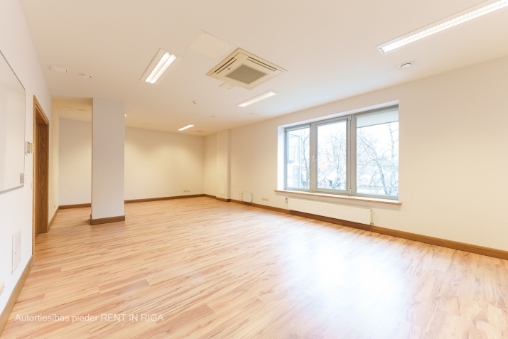 Sludinājumi. Iznomā biroju mūsdienīgā un arhitektoniski pievilcīgā biroju ēkā centrā starp Valdemāra un Briāna Cena: 393 EUR/mēn Foto #1