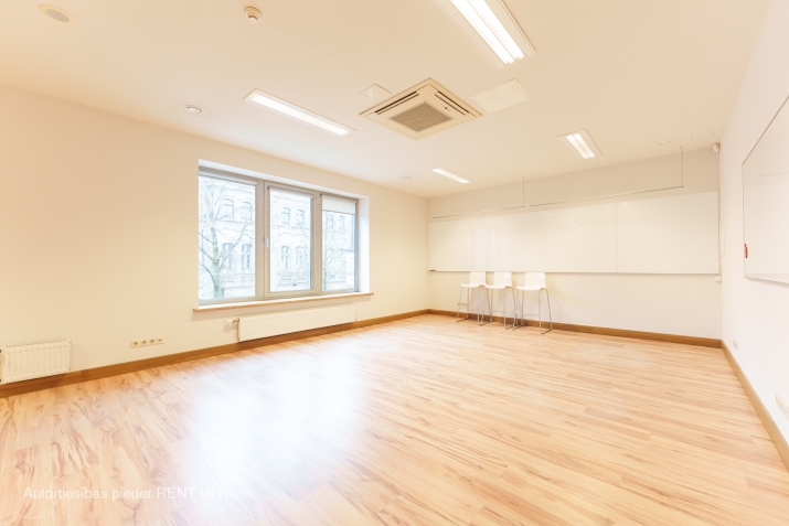Sludinājumi. Iznomā biroju mūsdienīgā un arhitektoniski pievilcīgā biroju ēkā centrā starp Valdemāra un Briāna Cena: 393 EUR/mēn Foto #4