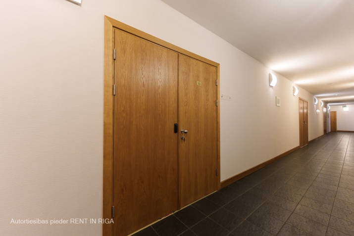 Sludinājumi. Iznomā biroju mūsdienīgā un arhitektoniski pievilcīgā biroju ēkā centrā starp Valdemāra un Briāna Cena: 393 EUR/mēn Foto #5